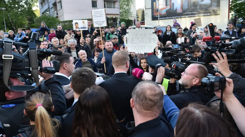 Demonstranti před libereckým hotelem, kde probíhá koaliční schůzka