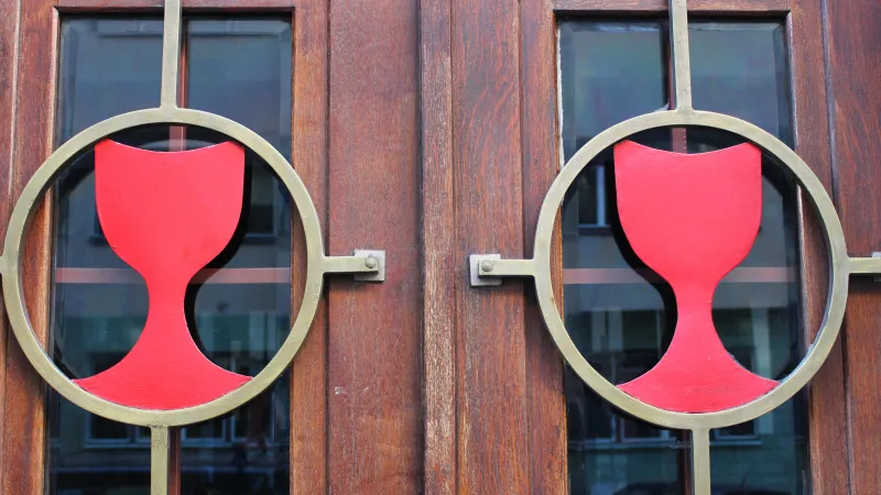 Husitský kalich na dveřích modlitebny Církve československé husitské ve Farského ulici v Praze 7