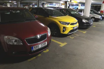 Řidiči větších aut mají problémy s místem v parkovacích domech