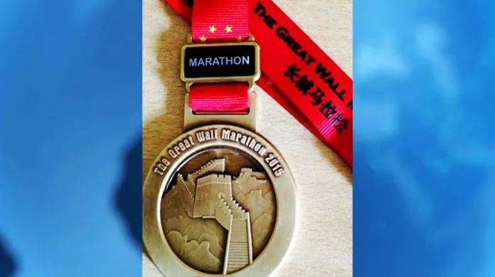 Medaile z maratonu po Velké čínské zdi