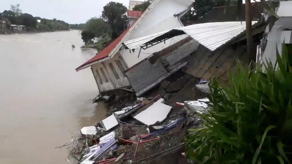 Tajfun způsobil na Filipínách záplavy a sesuvy půdy