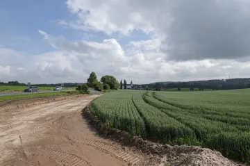 Krajský úřad poslal geometrické plány datovou schránkou a zkomplikoval spor o pozemky u Jaroměře