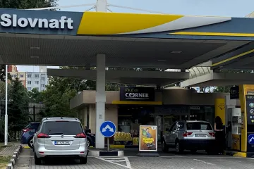 Maďarská výjimka z amerických sankcí na ropu platí i pro slovenskou rafinerii