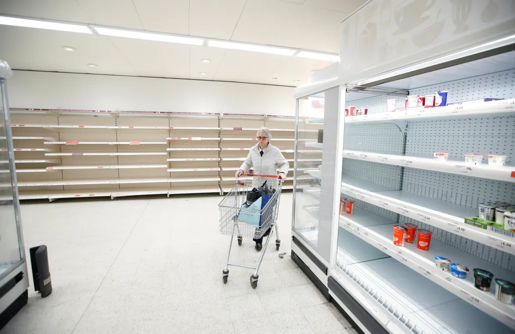 Prázdné regály supermarketů ve Velké Británii (18. březen 2020)