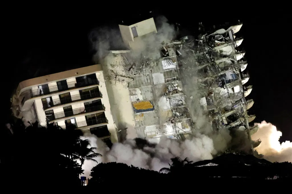 Ve floridském Surfside bylo odstřeleno zbývající křídlo částečně zřícené budovy Champlain Towers South