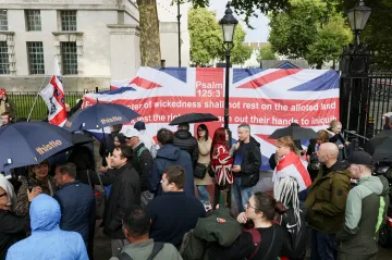 Na protiimigrační demonstraci v Londýně přišlo přes sto tisíc lidí
