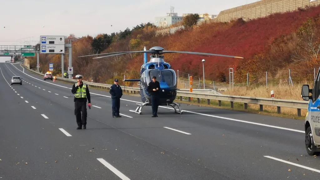U nehody na D1 v Praze zasahoval vrtulník