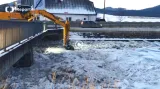 iReportérka Nicol Jatiová: Bagr musel na zamrzlé řece Bělé rozbíjet kry (Jesenicko)