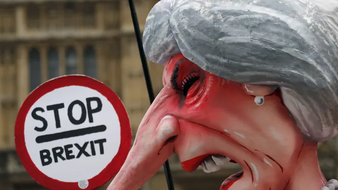 Karikaturní skulptura premiérky Mayové při demonstracích pro brexit a proti němu před budovou parlamentu v Londýně.
