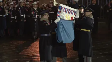 Hradní stráž uklízí prezidentskou vlajku