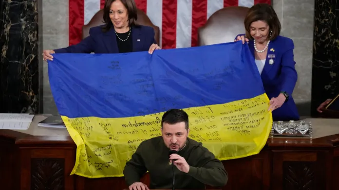 Volodymyr Zelenskyj daroval americkým kongresmanům vlajku se vzkazy ukrajinských vojáků z Bachmutu