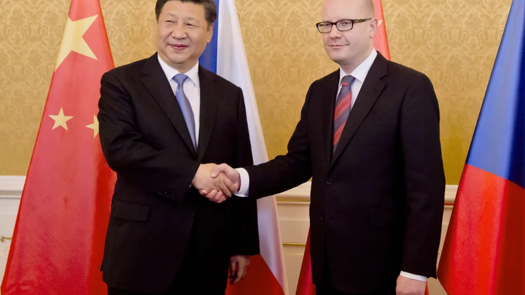 Čínský prezident Si Ťin-pching a český premiér Bohuslav Sobotka