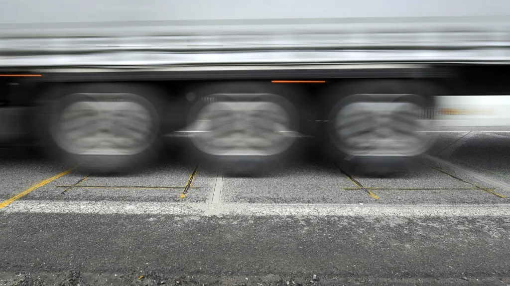 Dynamická váha na silnici na okraji Velkého Meziříčí