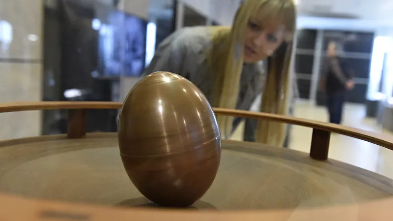 Vejce postaví na špičku magnetické pole