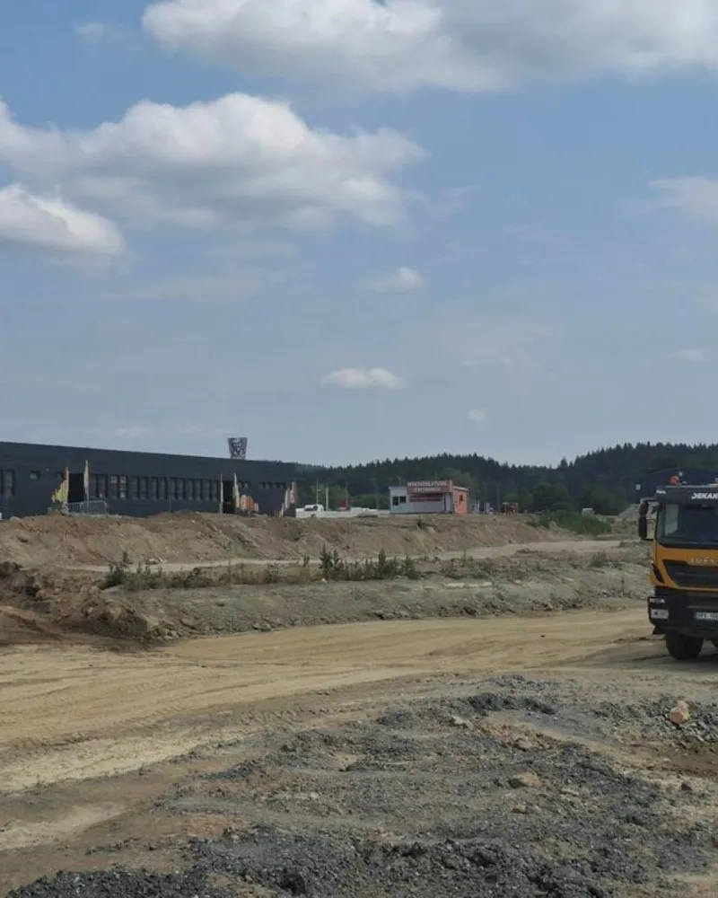 Řidičům na D5 u Rozvadova se uzavřela většina odpočívky