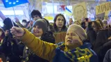 Zhruba tisíc lidí se sešlo v centru Prahy, aby vyjádřili solidaritu s Ukrajinou