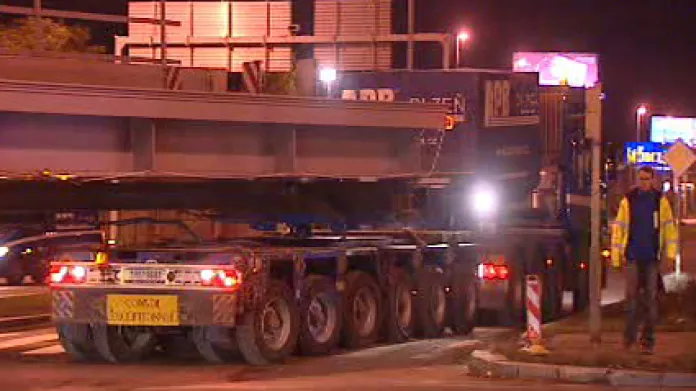 Obří souprava s mostní konstrukcí vyjela v úterý večer z Ostravy.