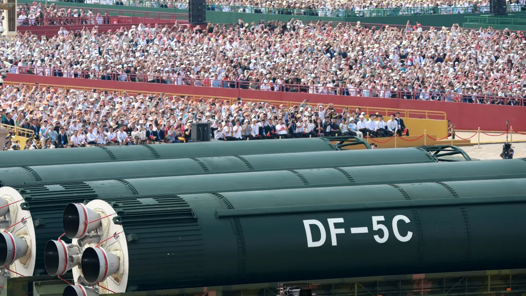 Mezikontinentální strategické jaderné střely DF-5C na přehlídce v Číně (2025)