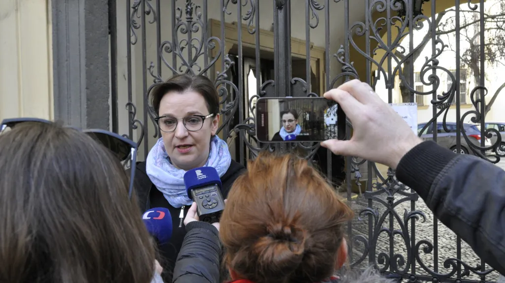 Mluvčí městské části Brno-střed Kateřina Dobešová před budovou radnice
