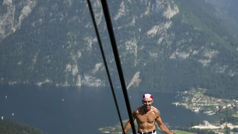 Provazochodec Freddy Nock při cestě na Feuerkogel