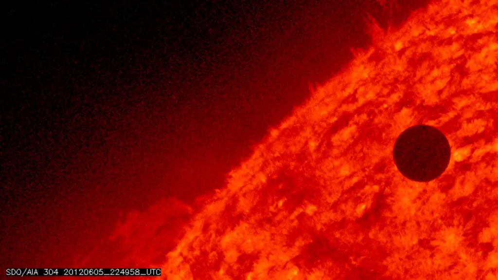 NASA zveřejnila historický snímek, který ukazuje planetu Venuši 5. června 2012 na začátku svého přechodu Slunce. Venuše prošla přímo mezi Sluncem a Zemí, což je přechod, který se nebude opakovat dříve než v roce 2117