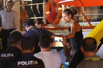 Loď Sea-Watch s migranty navzdory zákazu zakotvila na Lampeduse. Kapitánka byla zatčena