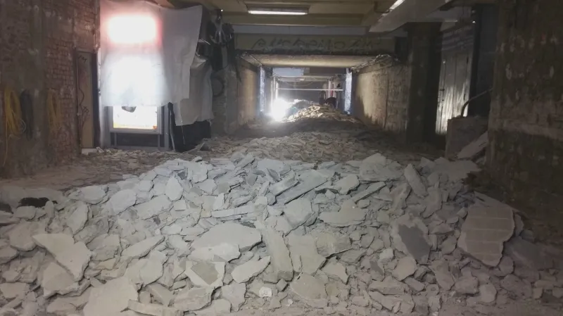 Při opravách podchodu museli dělníci odvézt desítky tun suti