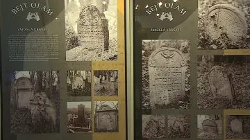 Výstava se věnuje historii břeclavského židovského hřbitova