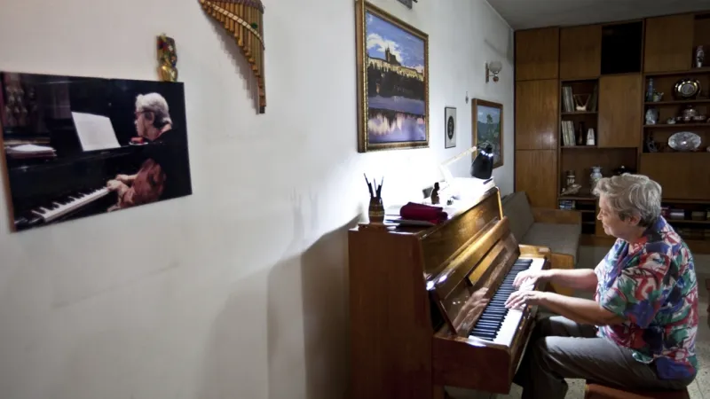 Uznávaná klavíristka kvůli bezpečnosti opuští zdi domu pouze kvůli práci