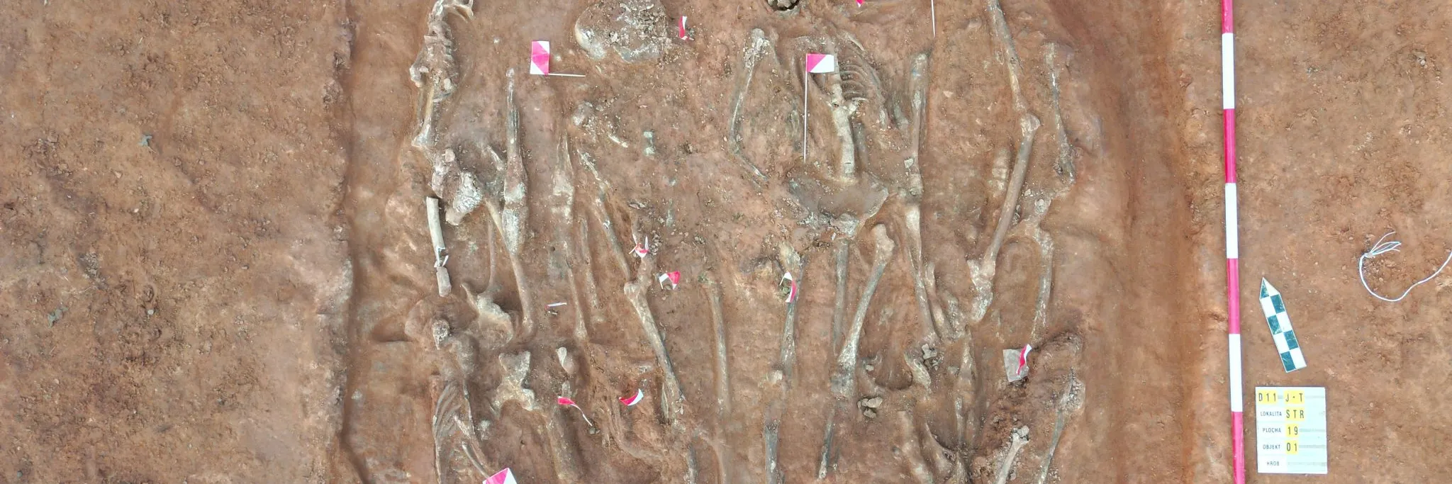 Vědci na Trutnovsku našli v trase D11 hromadné vojenské hroby z 18. a 19. století