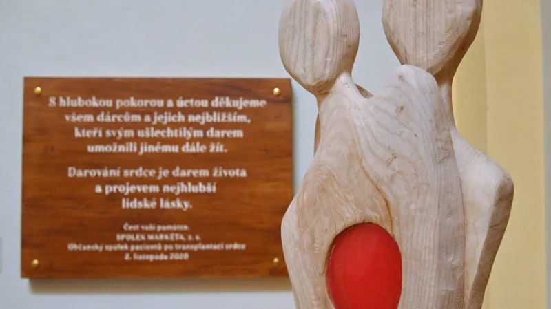 Pamětní deska a socha jako poděkování dárcům orgánů