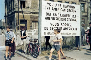 Jak propojit fakta a vzpomínky obyčejných lidí. Autorovi knihy o Berlínské zdi pomohla jeho profese