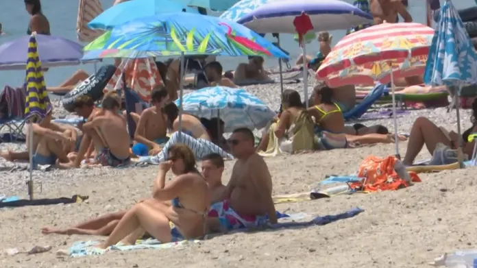 Pláže na Azurovém pobřeží jsou znovu plné turistů