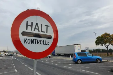 Kontroly na hranicích se Slovenskem zavádí i Rakousko. Jde o reakci na Česko, uvedla Vídeň