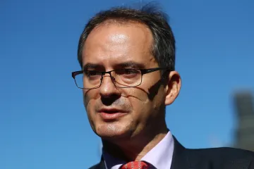 Výbušné zařízení přivezli podle naší teorie agenti s diplomatickým krytím, říká o Vrběticích Grozev z Bellingcatu 