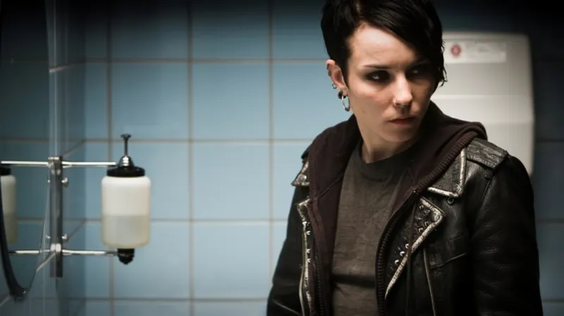Noomi Rapaceová jako Lisbeth Salanderová ve filmové adaptaci románu Muži, kteří nenávidí ženy (2009, režie: Niels Arden Oplev)