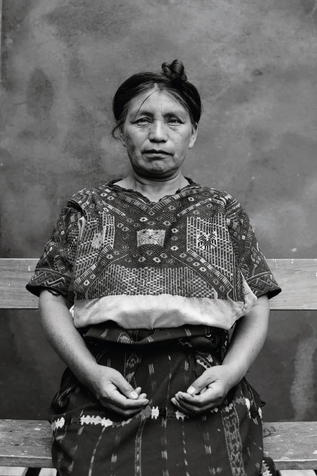 Fotografie ze souboru finalisty v kategorii Tváře, lidé a kultura od Toma Lawa: Guatemala, Santa Lucía Utatlán. Mayská žena z guatemalského kmene Nahuala, Guatemala. „Častým motivem mayské mytologie je dvouhlavý orel.“