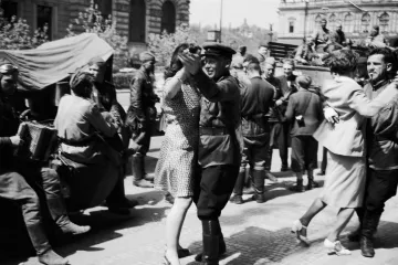 Jednasedmdesát let od mávání šeříky. Jak se změnil svět?