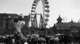 Rok 1931. Prodavači balonků a květinových aut před ruským kolem ve Wurstelprateru, zábavní části areálu.