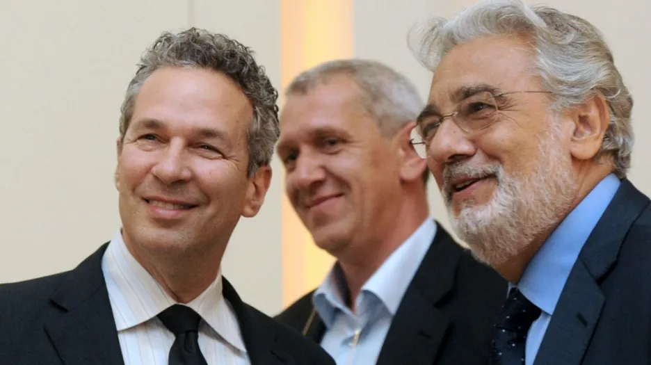Španělský tenorista Plácido Domingo (vpravo), dirigent Eugene Kohn (vlevo) a ředitel mezinárodního hudebního festivalu v Českém Krumlově Jaromír Boháč