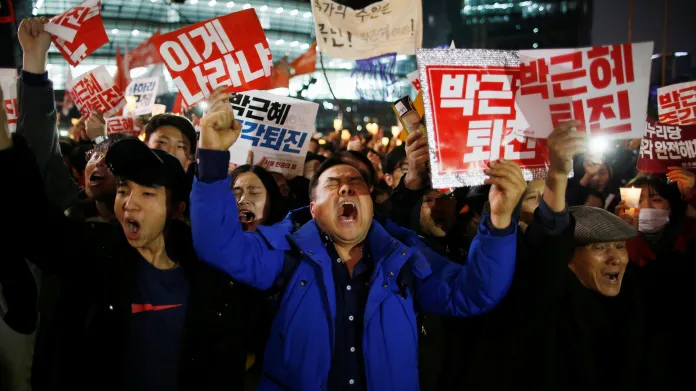 Korejci už měsíc žádají odstoupení prezidentky Pak Kun-hje