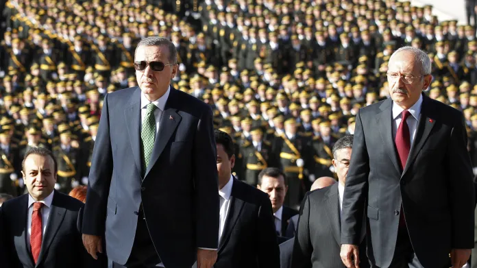 Recep Tayyip Erdogan a Kemal Kilicdaroglu na oslavách výročí vzniku republiky v roce 2012