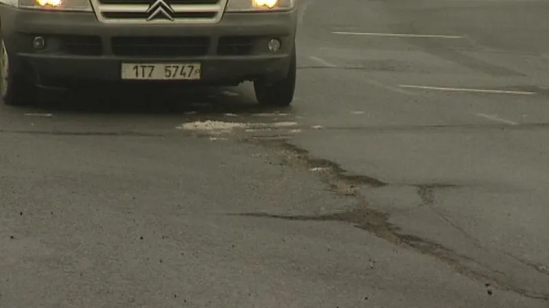 Výtluky na kruhovém objezdu v Havířově