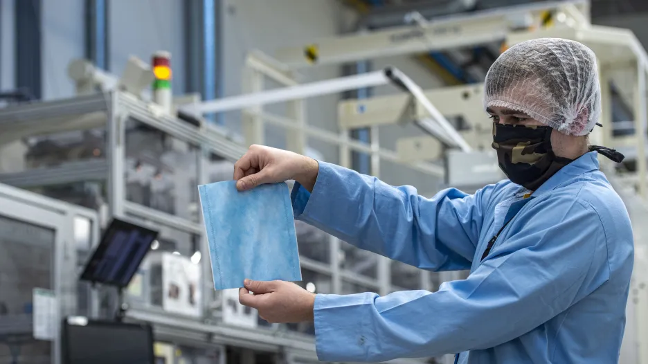 Výroba nanofiltrů do roušek ve firmě Drylock z Hrádku nad Nisou