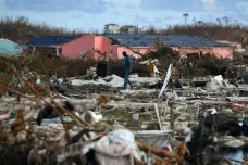 „Trpíme a nikdo se nestará.“ Lidé z oblastí zpustošených hurikánem Dorian si stěžují na postup úřadů