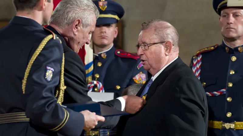 Štrougalův ministr Miroslav Toman přebírá státní vyznamenání