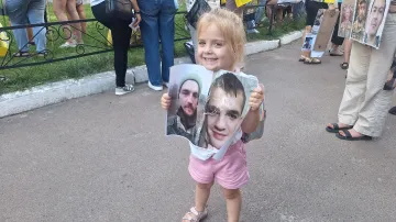 Ukrajinci čekají na své blízké po výměně zajatců s Ruskem