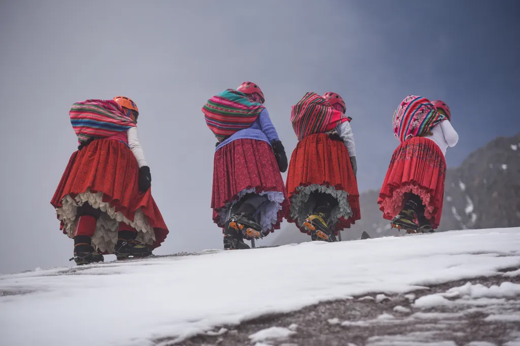 Skupina horolezkyň zdolávající horu Huyana Potosi