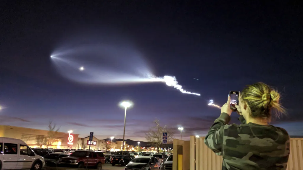 Úkaz po startu Falcon 9 byl zřetelně vidět, i když byla raketa 320 kilometrů od Země
