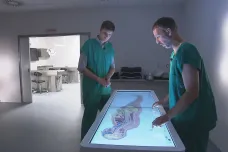 Virtuální pitevní stůl i moderní kádě na těla nabízí nová budova ústavu anatomie